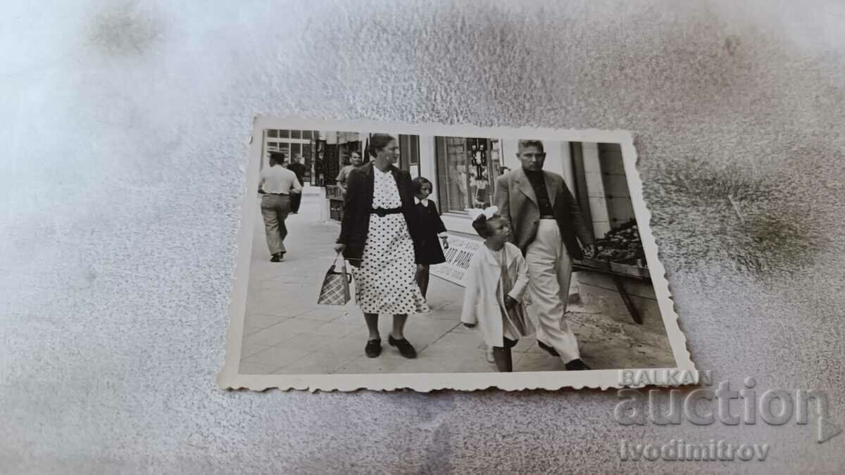 Photo Varna Man, woman and girl on a walk