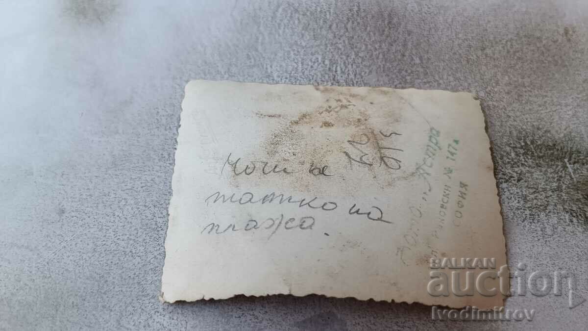 Φωτογραφία Σοφία Ένας άντρας και ένα κοριτσάκι δίπλα στην πισίνα με τιμή 1.85 BGN | € 0.95