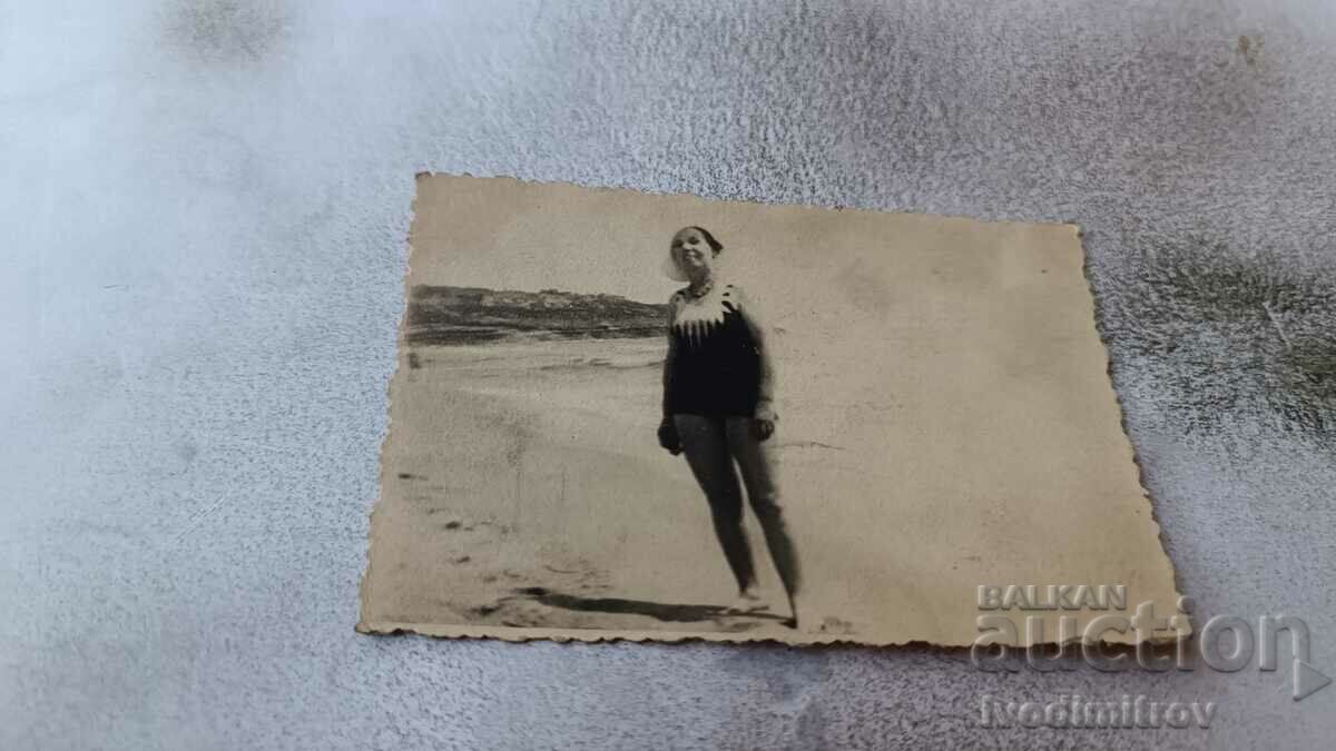 Photo Woman in vintage swimsuit on the beach