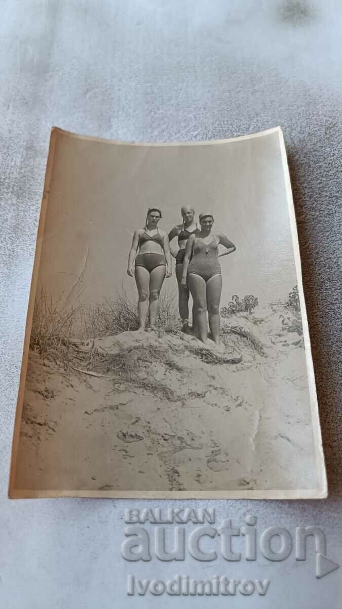 Photo Three young girls in vintage swimsuits on the dunes