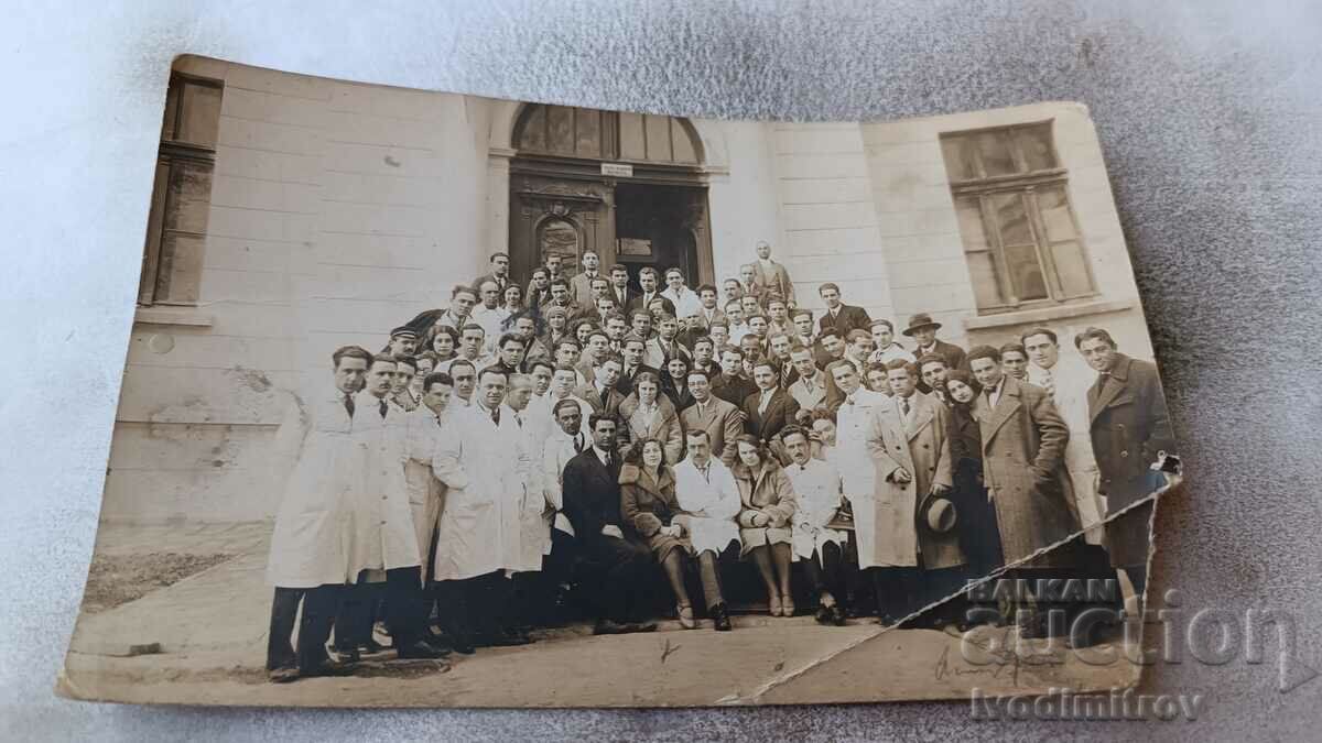 Photo Men and women in front of the Pharmacy-Medical Institute