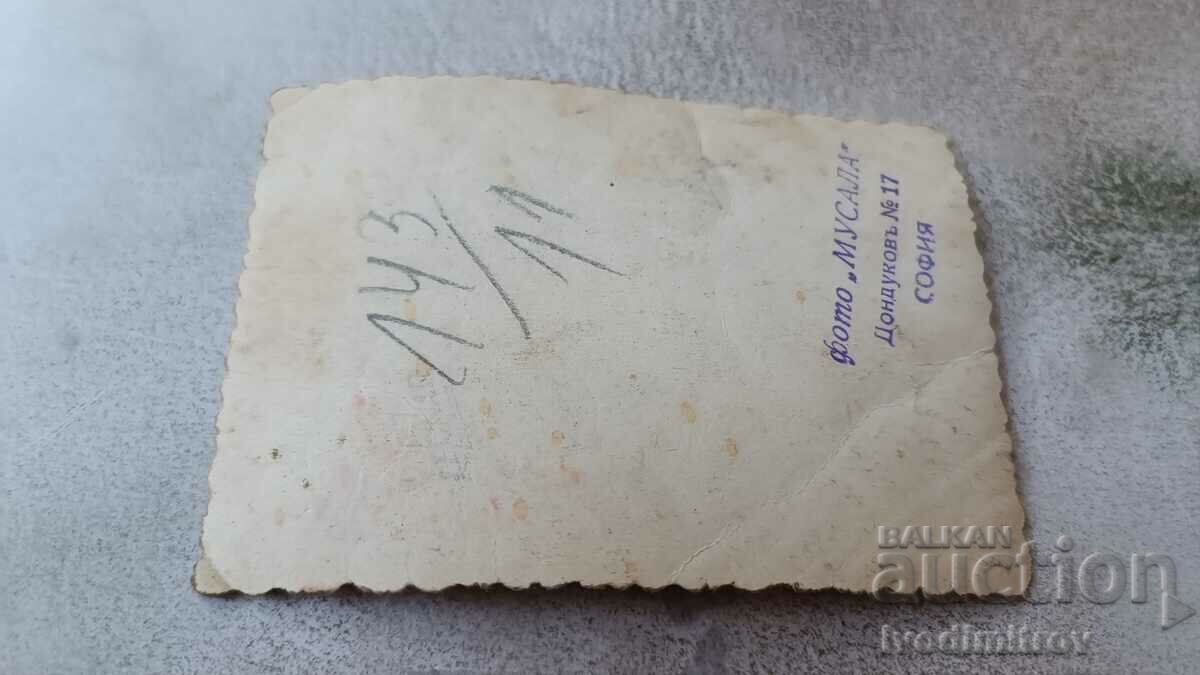 Fotografie Sofia Un bărbat și două femei la plimbare cu preț 2.45 BGN | € 1.25 Fotografie Sofia Un bărbat și două femei la plimbare cu preț 2.45 BGN | € 1.25