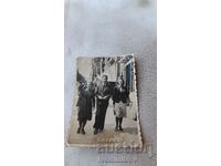 Photo Sofia A man and two women on a walk