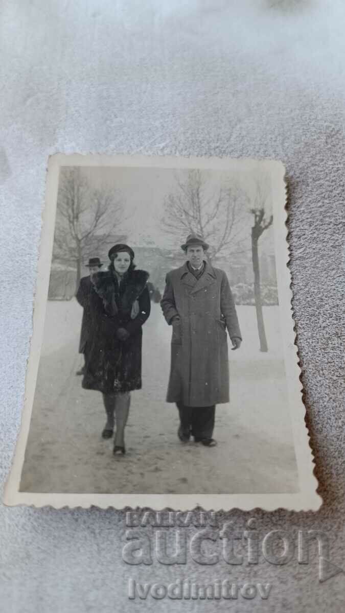 Photo Sofia A man and a young woman on a walk in winter