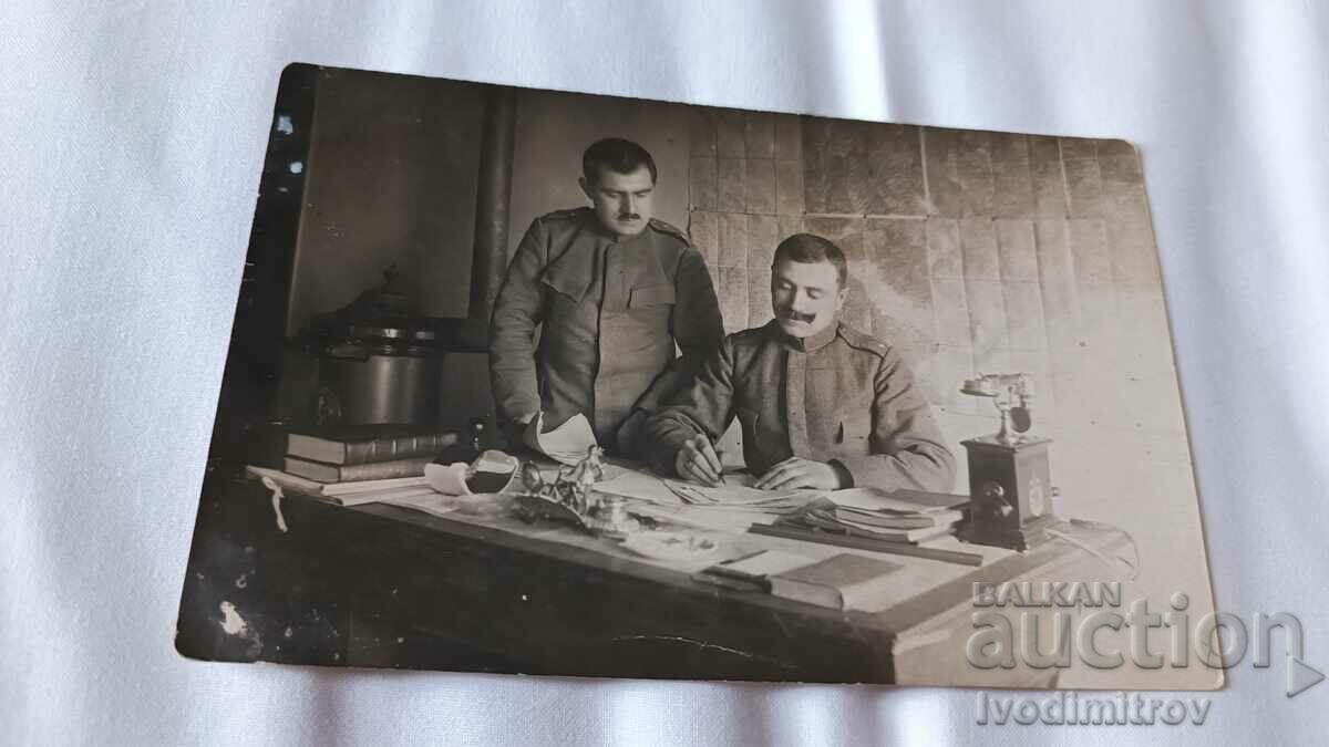 Снимка Двама офицери в канцелария 1918