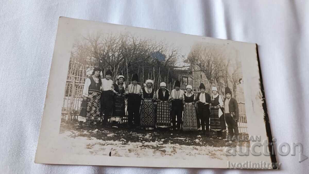 Photo Boys and girls in folk costumes