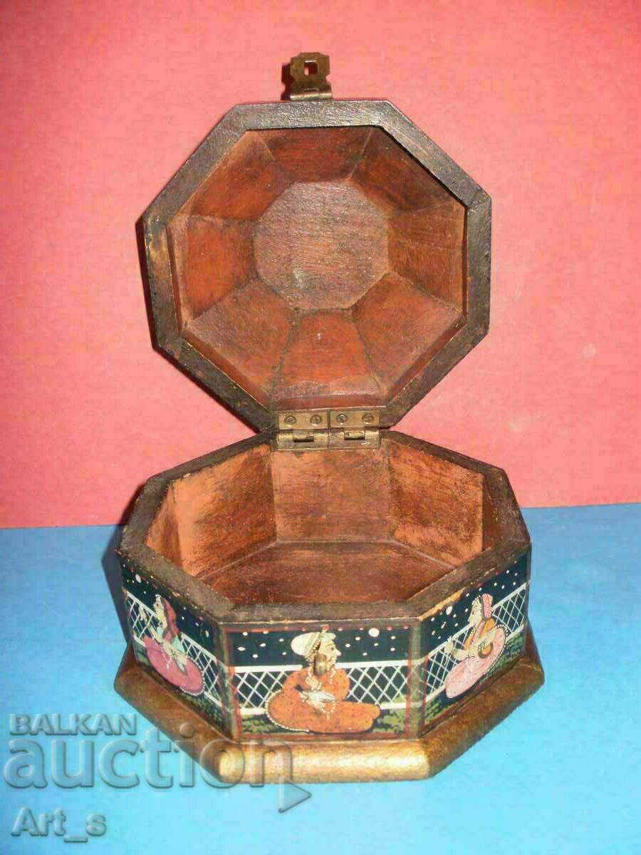 Auction Unique Indian/Mughal hand painted marriage box 19th century Auction Unique Indian/Mughal hand painted marriage box 19th century