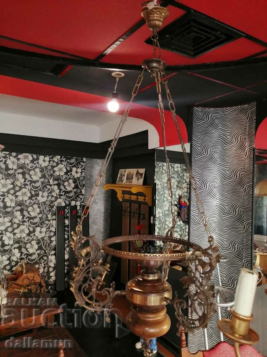 Delivery of antique chandelier with brass details and wooden base Delivery of antique chandelier with brass details and wooden base