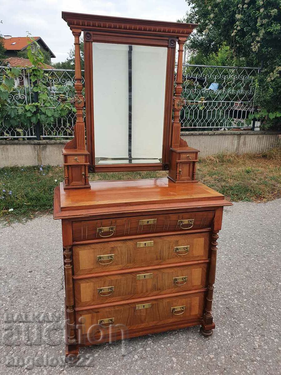 Beautiful vintage wooden chest of drawers with mirror!