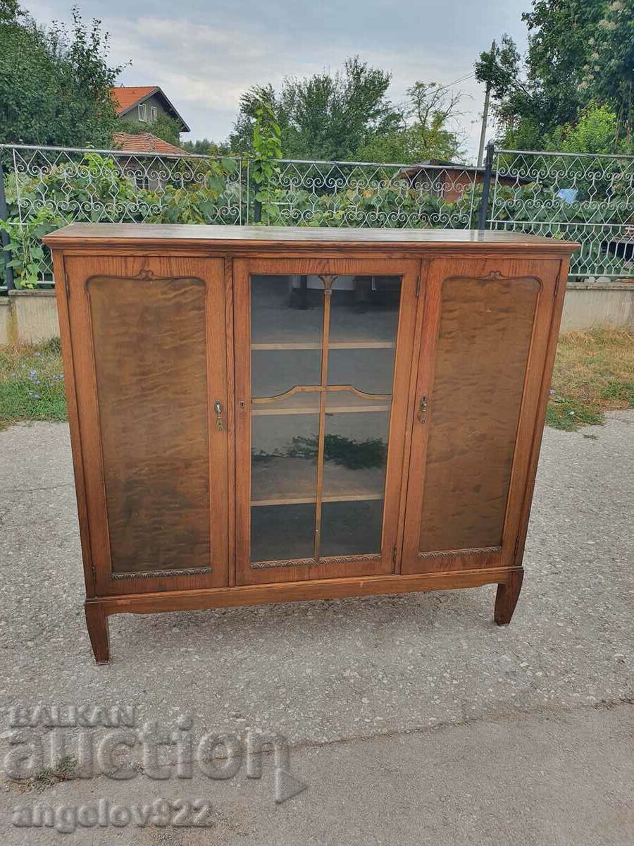 Beautiful vintage wooden chest of drawers!