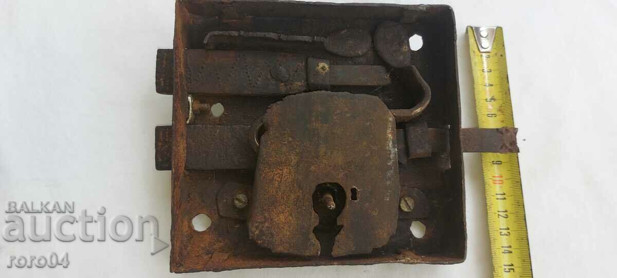 Delivery of LOCK - FORGED - 200 YEARS OLD