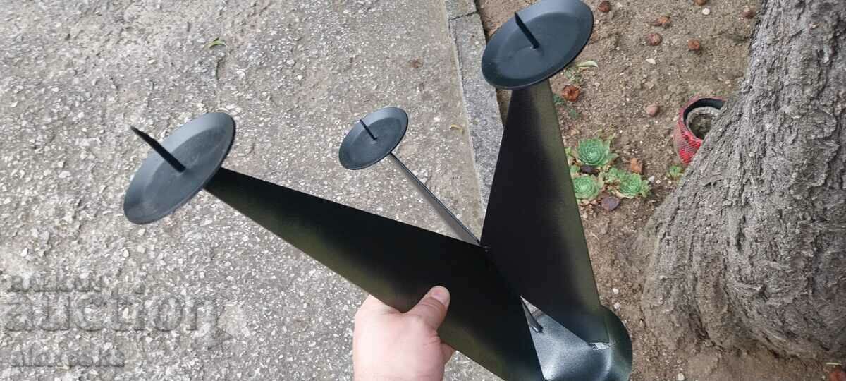 Аукцион Голям метален свещник Аукцион Голям метален свещник