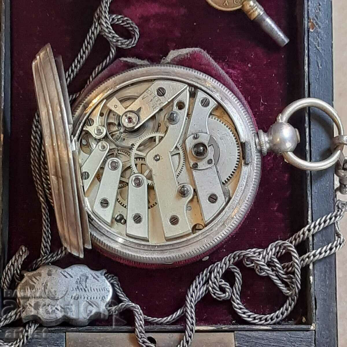 Ceasul de buzunar al căpitanului, argintiu, cu fus orar dublu cu preț € 650.00 | 1271.29 BGN