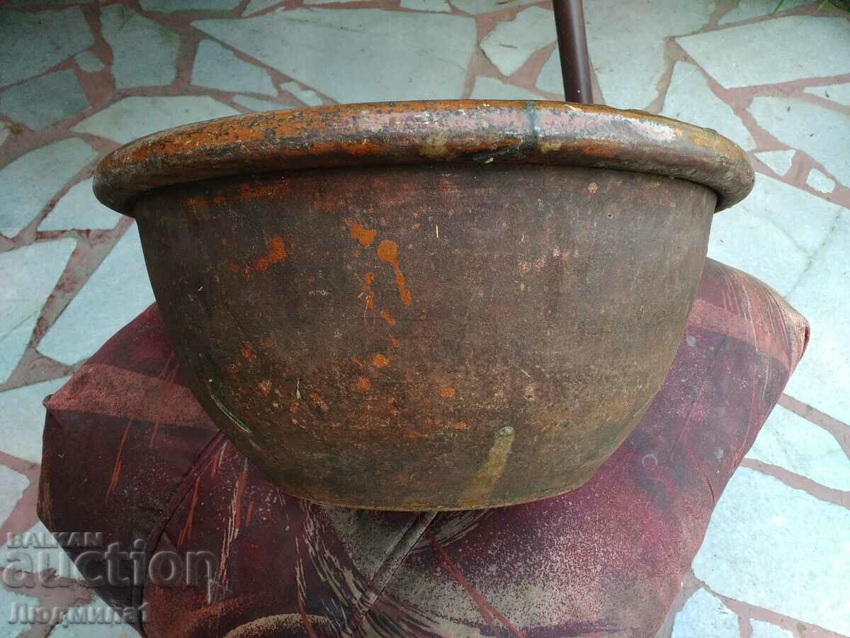 Auction  LARGE CLAY PAN