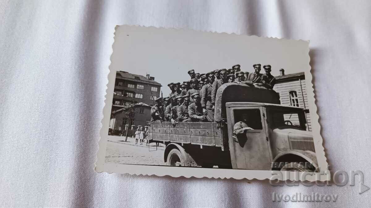 Foto Ofițeri și soldați pe un camion militar de epocă