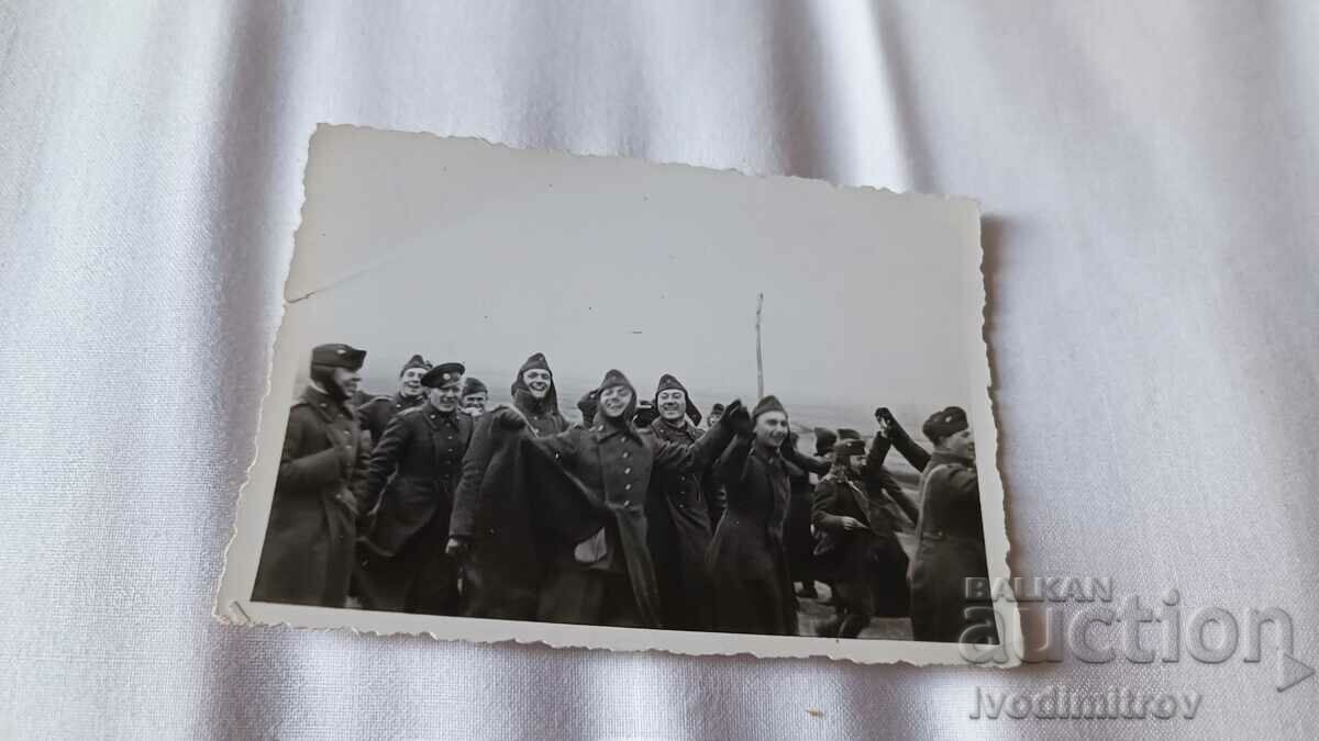 Φωτογραφία Νέοι άνδρες και γυναίκες με στρατιωτικές στολές