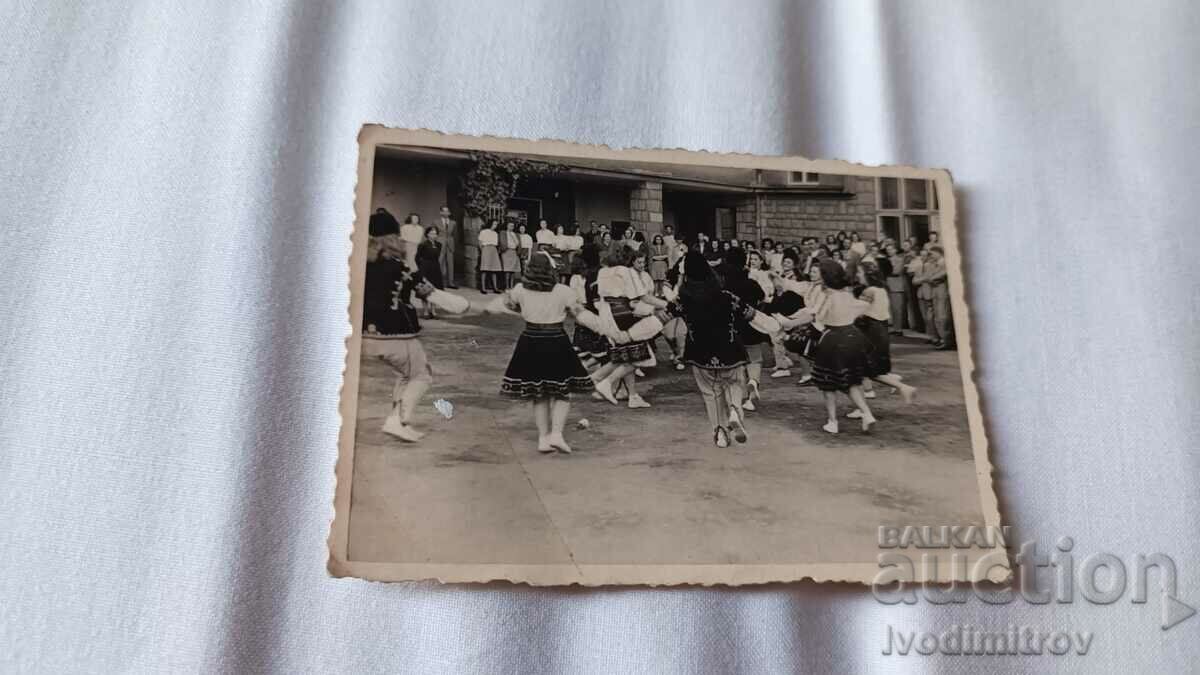 Photo Sofia Young men and women playing dance