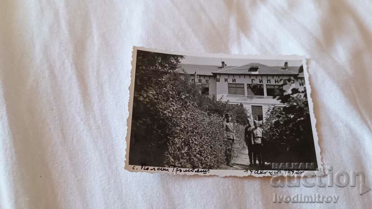 Foto Ofițeri polonezi trompetisti la intrarea în gimnaziu 1942