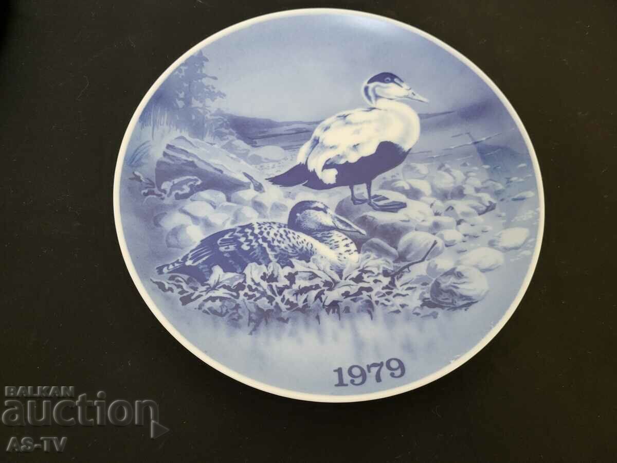 Porcelain wall plate