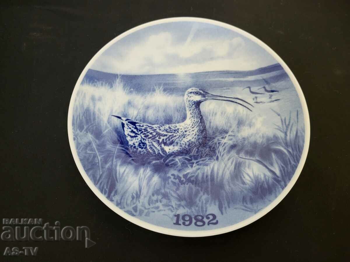 Porcelain wall plate