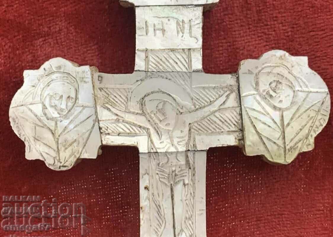 Auction  Bozhigrob mother-of-pearl cross from the 19th century.