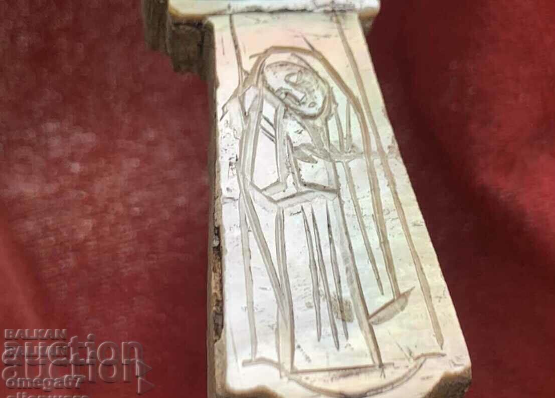 Delivery of Bozhigrob mother-of-pearl cross from the 19th century.