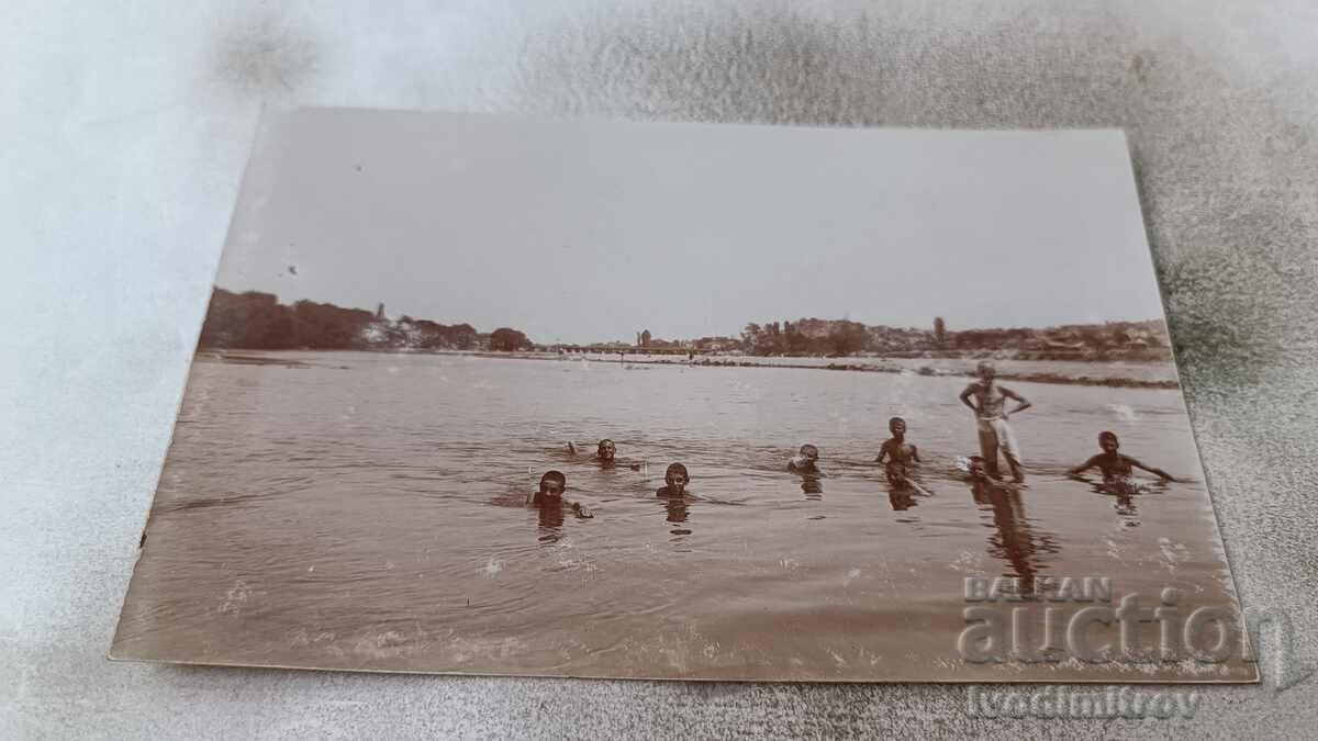 Photo Young people bathing in the Maritsa river near Plovdiv