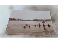 Photo Young people bathing in the Maritsa river near Plovdiv