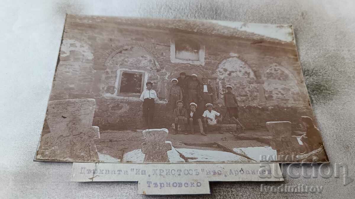 Fotografie Tineretul Arbanasi in fata Bisericii Iisus Hristos