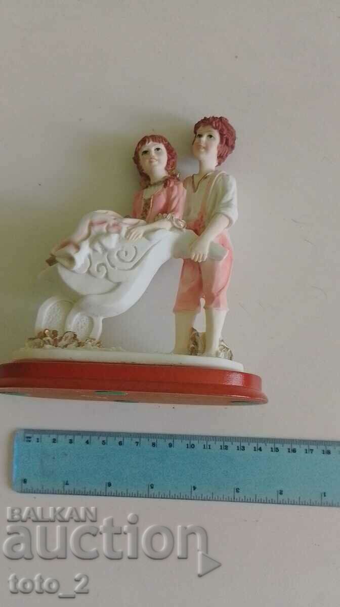 BEAUTIFUL STATUETTE (BOY AND GIRL)