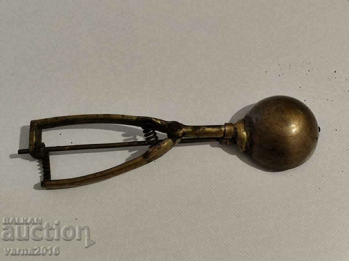 Old Brass Ice Cream Scoop with price 75.00 BGN | € 38.35 Old Brass Ice Cream Scoop with price 75.00 BGN | € 38.35