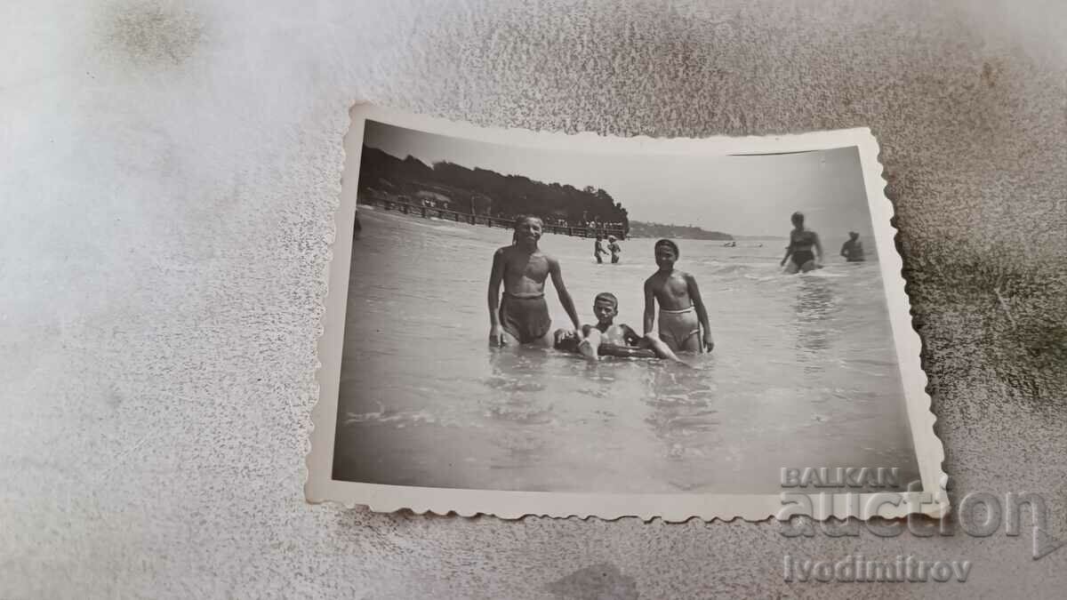 Photo Man boy and girl in the sea