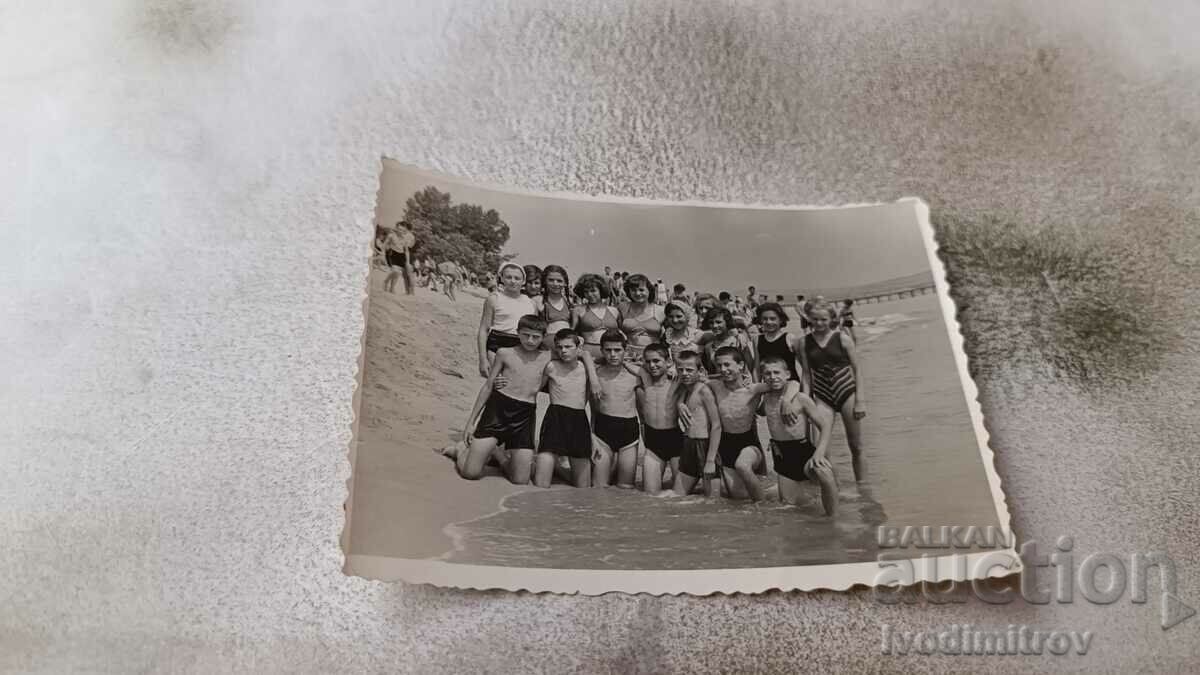 Photo Women boys and girls on the beach