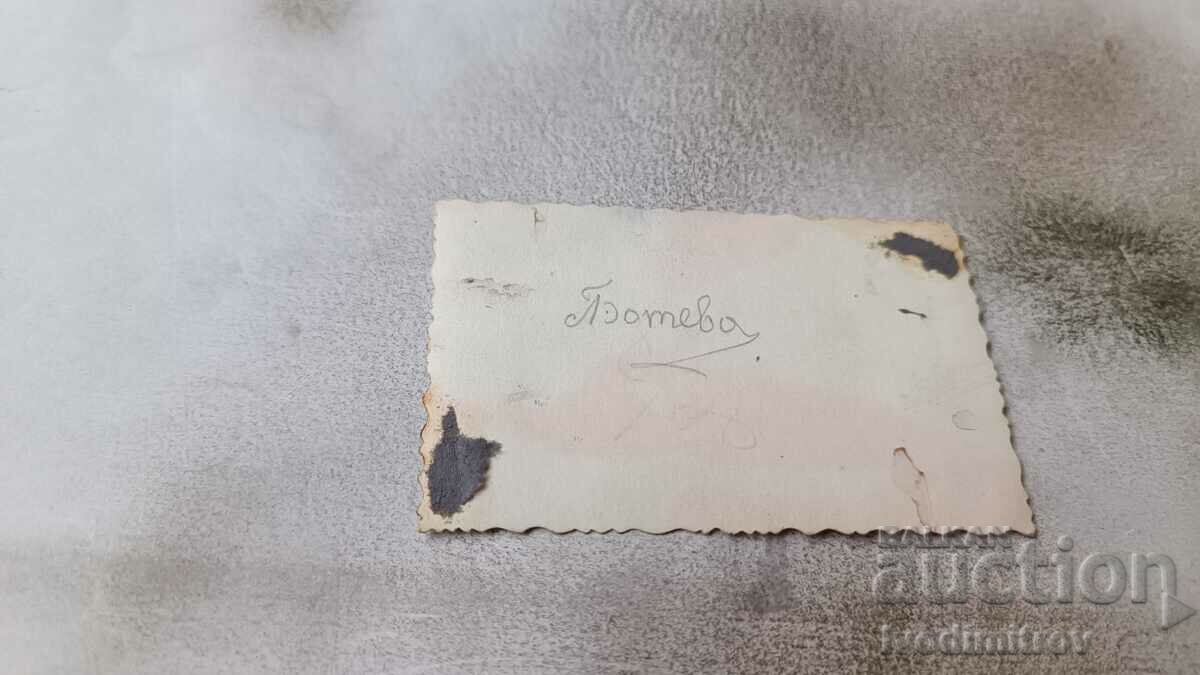 Fotografie Sofia O fată tânără în fața Tribunalului cu preț 1.65 BGN | € 0.84 Fotografie Sofia O fată tânără în fața Tribunalului cu preț 1.65 BGN | € 0.84