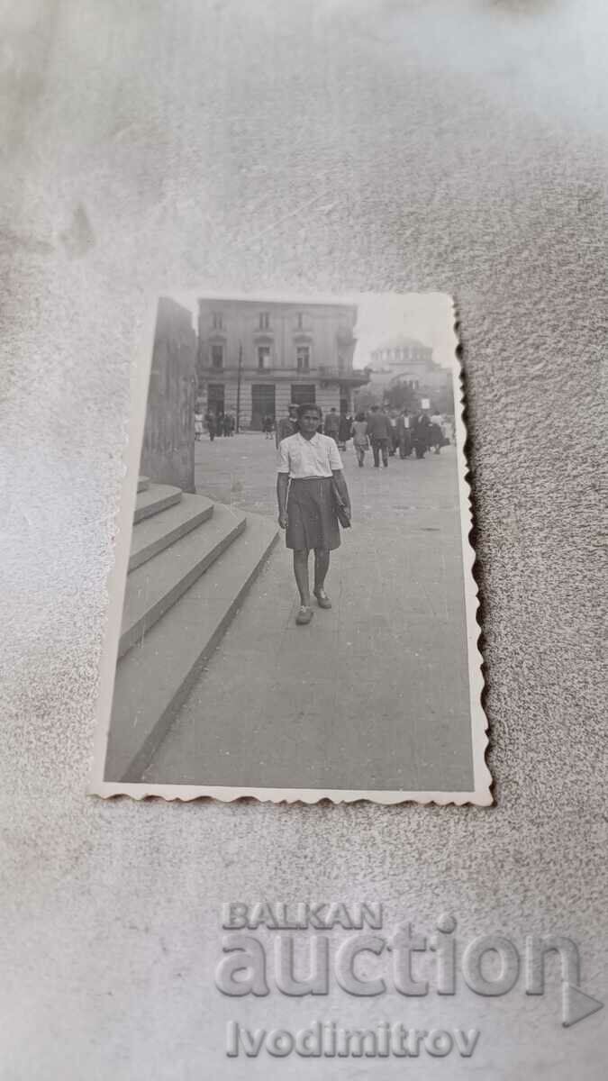 Photo Sofia A young girl in front of the Courthouse