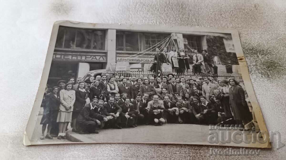 Photo Sofia Men and women in front of the Central Hotel