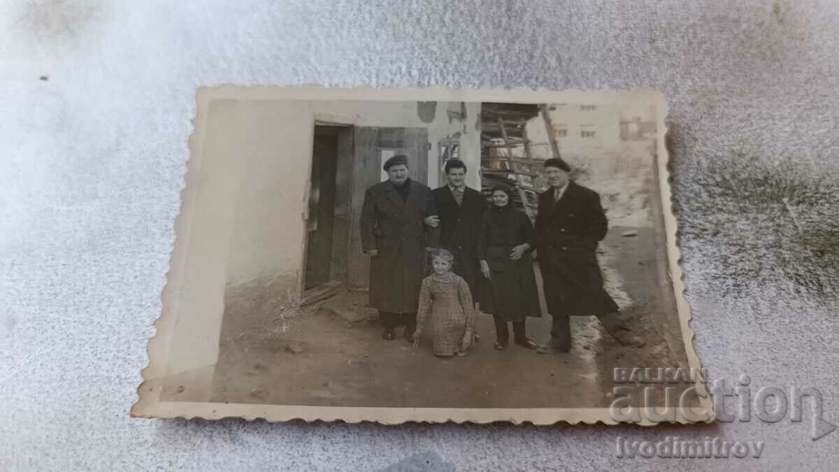 Fotografie Blagoevgrad Bărbați, femeie și fată pe trotuar 1959