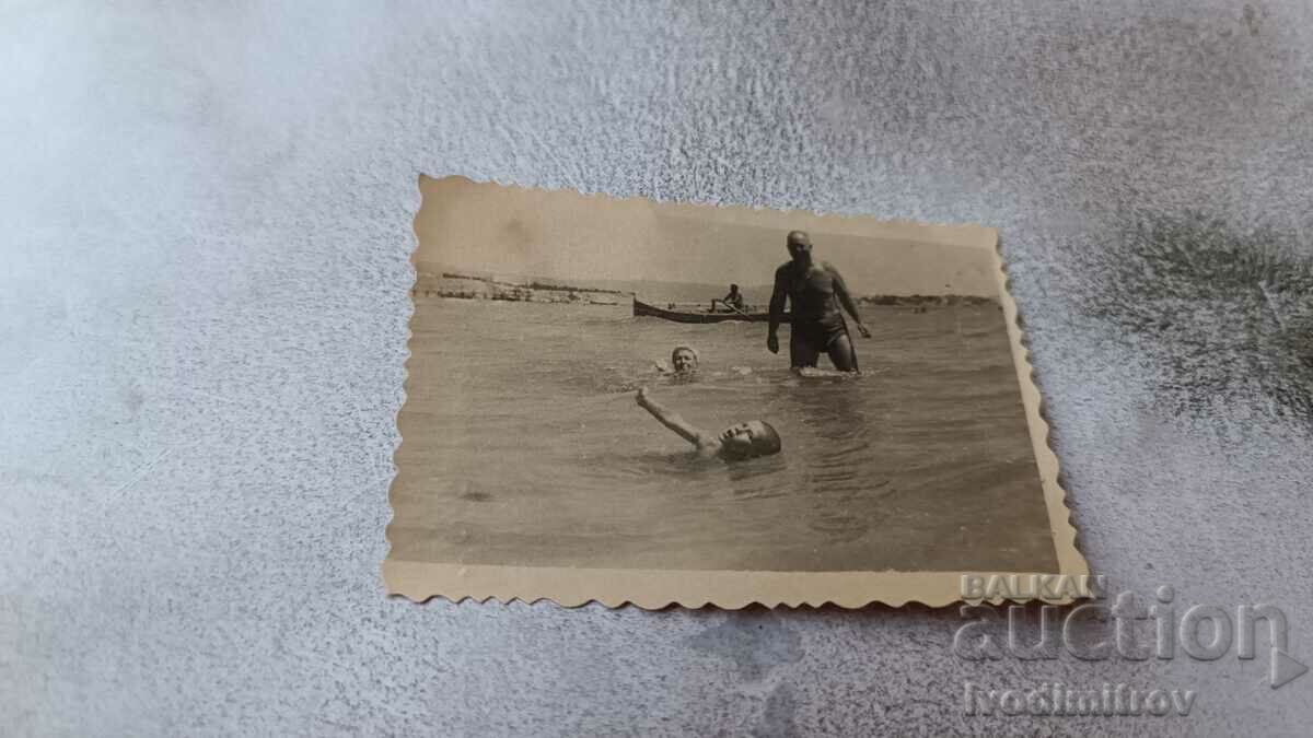 Photo Man boy and girl in the sea