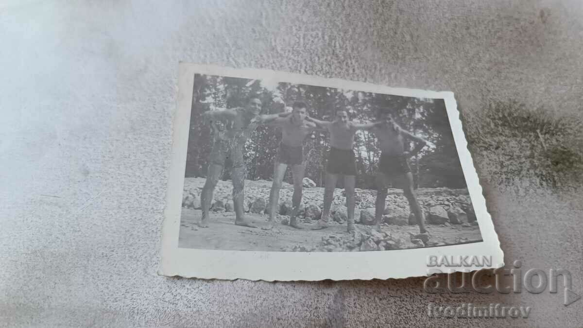 Photo Four young men in shorts