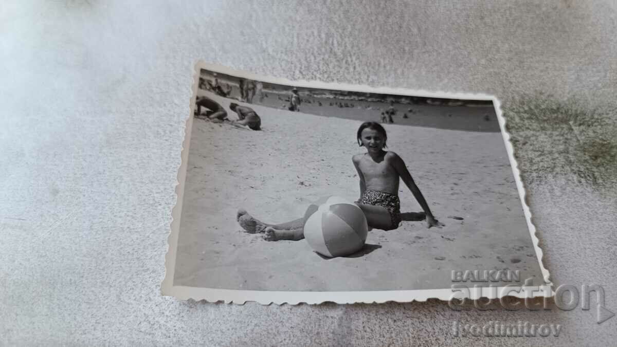 Fotografie Kitten Boy on the Beach 1960