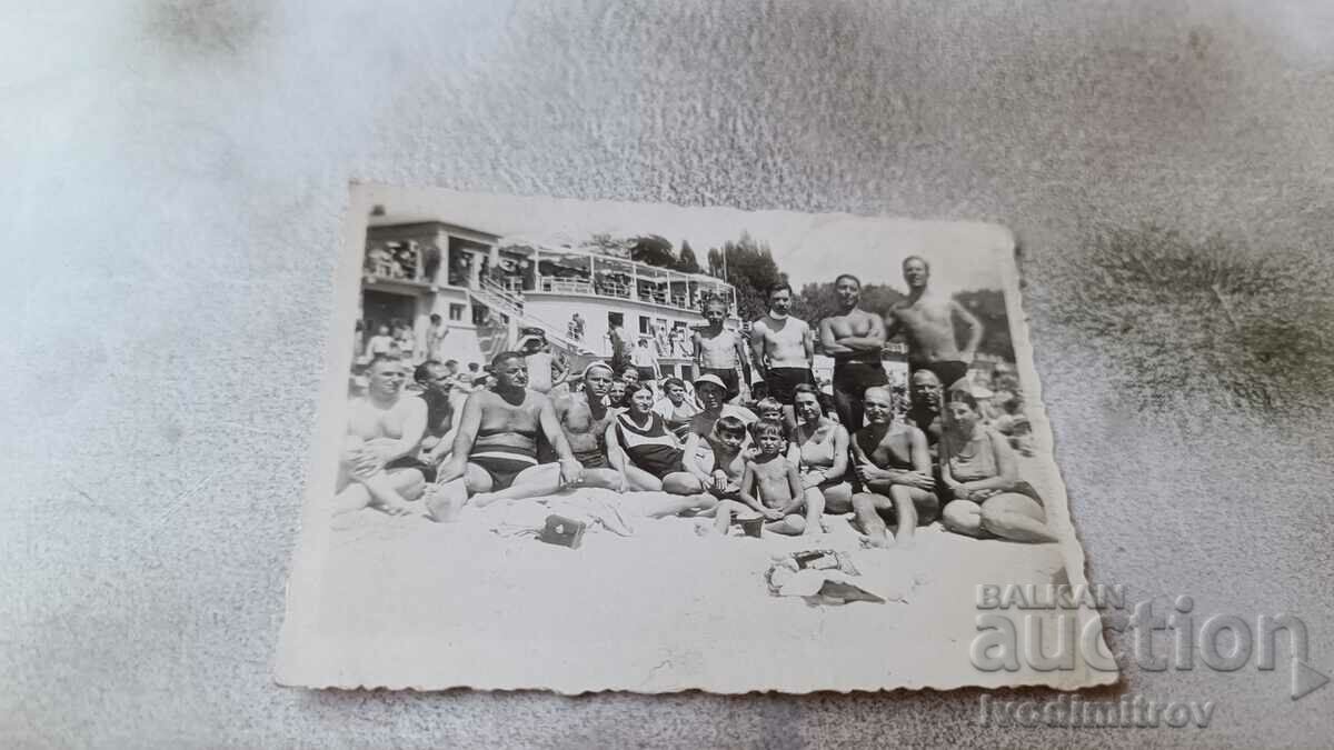 Photo Men women and children on the beach