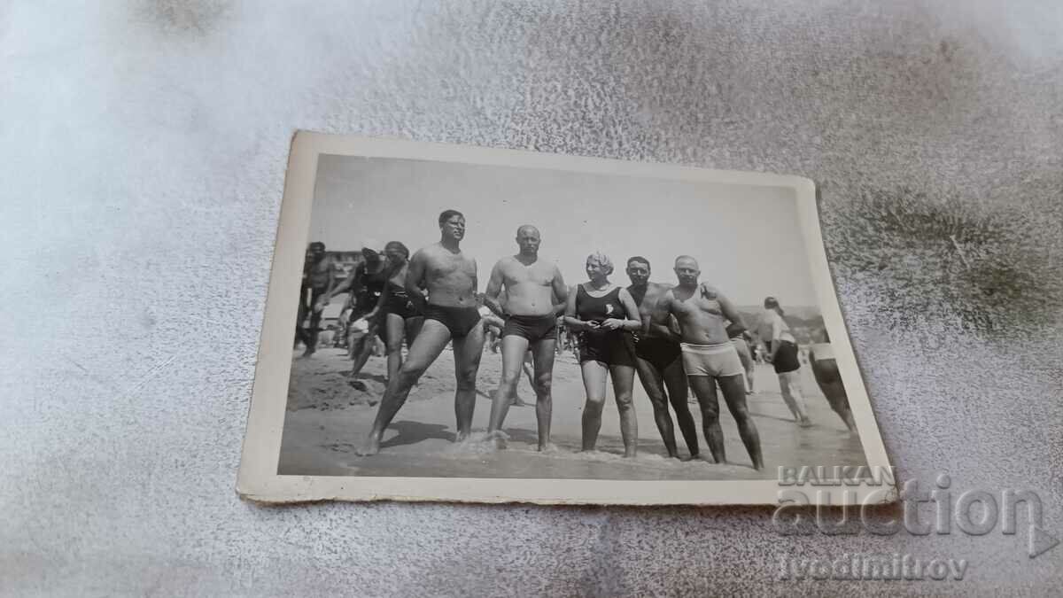 Photo Men and woman in retro swimwear on the beach