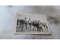 Photo Men and woman in retro swimwear on the beach