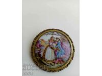 O broșă unică din Limoges