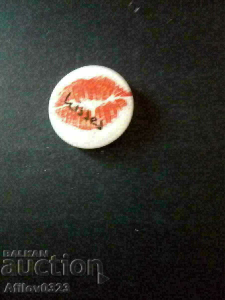 Kisses badge.