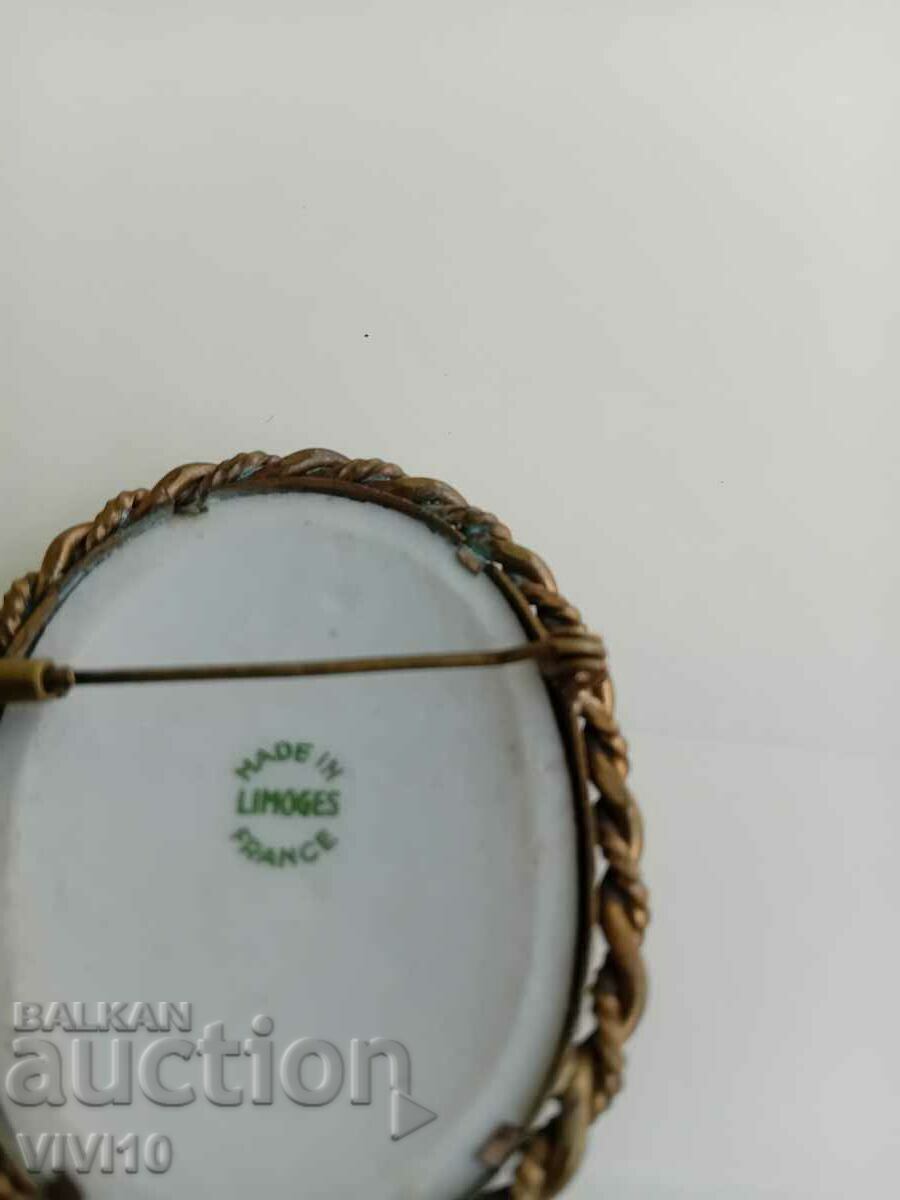 A gorgeous Limoges brooch with price 100.00 BGN | € 51.13 A gorgeous Limoges brooch with price 100.00 BGN | € 51.13