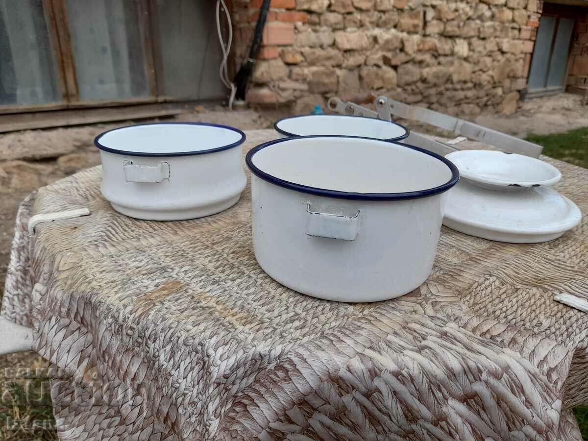 Auction  Old enameled food containers