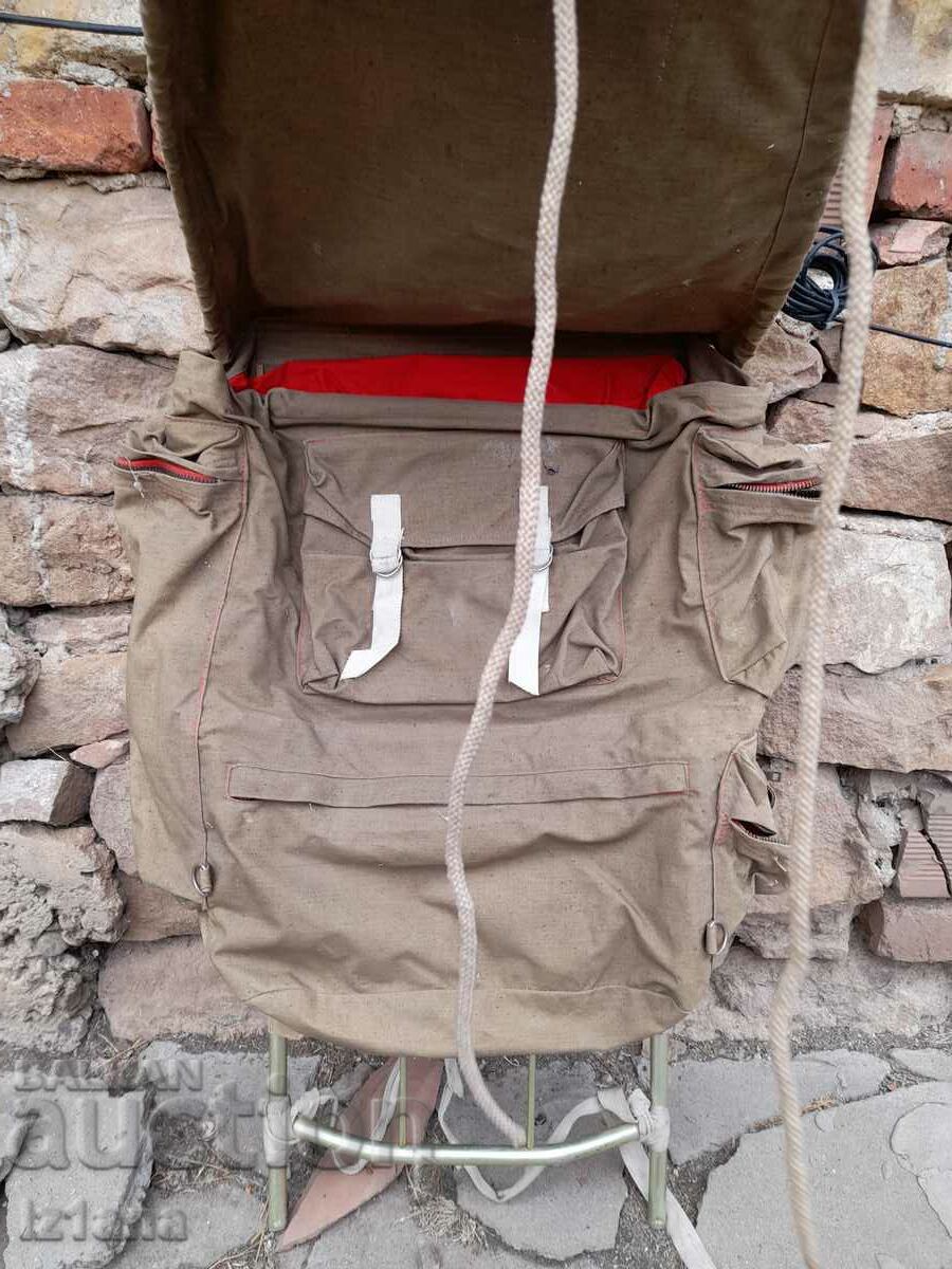 Rucsac vechi din pânză cu preț 65.00 BGN | € 33.23 Rucsac vechi din pânză cu preț 65.00 BGN | € 33.23