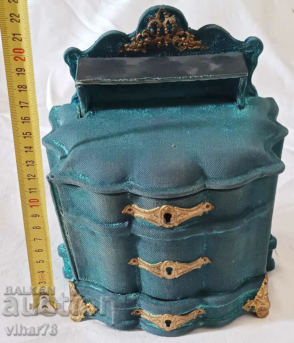 Delivery of An old makeup box Delivery of An old makeup box