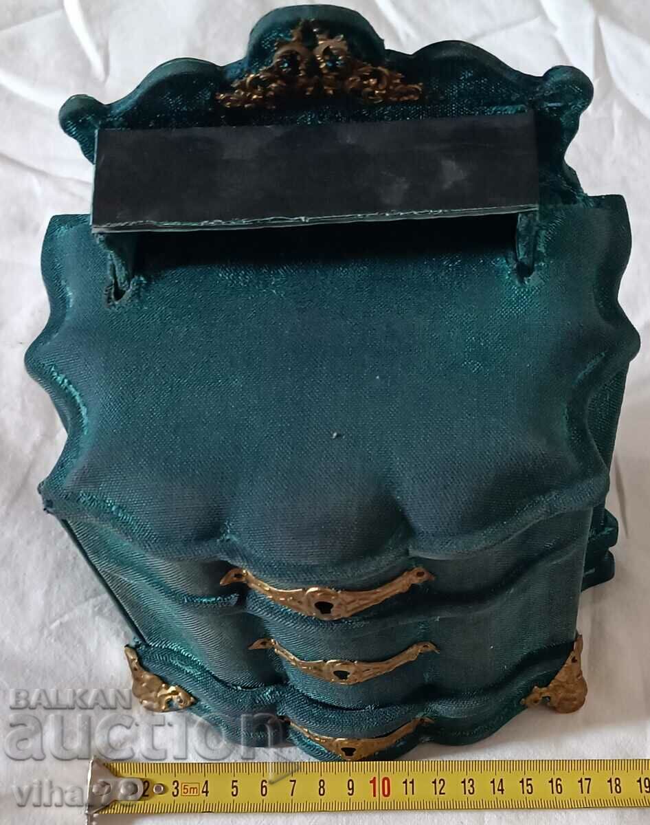 An old makeup box - 5 An old makeup box - 5